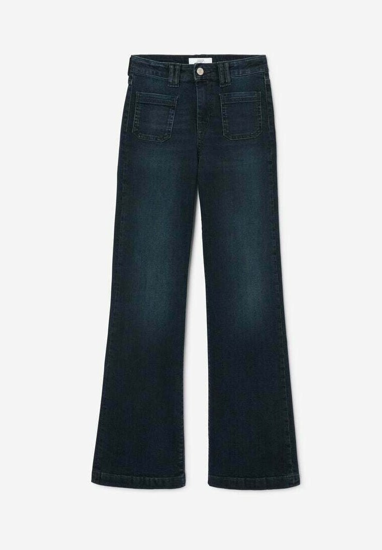 Donker denim flared jeans met een hoge taille, voorzien van twee voorzakken en twee achterzakken, afgewerkt met een zichtbare knoop en stikdetails.