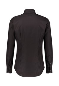 Czarna koszula z długim rękawem, mająca spiczasty kołnierz, gładką teksturę oraz zaszewki z tyłu, zapewniające dopasowany krój. Posiada zapięcia na guziki przy mankietach oraz zaokrąglony dół.