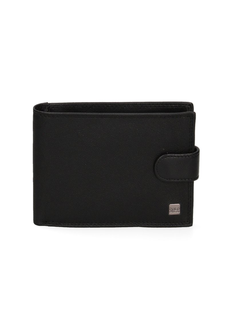 Portafoglio in pelle nera con texture liscia, forma rettangolare e chiusura con cinturino anteriore. Presenta un piccolo dettaglio del logo in argento.