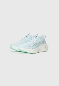 Baskets de course bleu clair avec des semelles blanches et vert menthe, tige en mesh respirant et design à lacets, présentées sous un angle de côté avant.