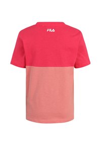 Rode en roze T-shirt met korte mouwen en een ronde halslijn, met een tweekleurig ontwerp en het Fila-logo op de achterkant. Zacht katoenen materiaal.