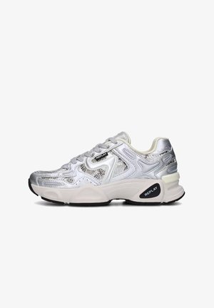 Scarpa da ginnastica atletica argentata caratterizzata da una tomaia testurizzata, dettagli in mesh, colletto imbottito e suola esterna in gomma nera con il marchio "REPLAY".