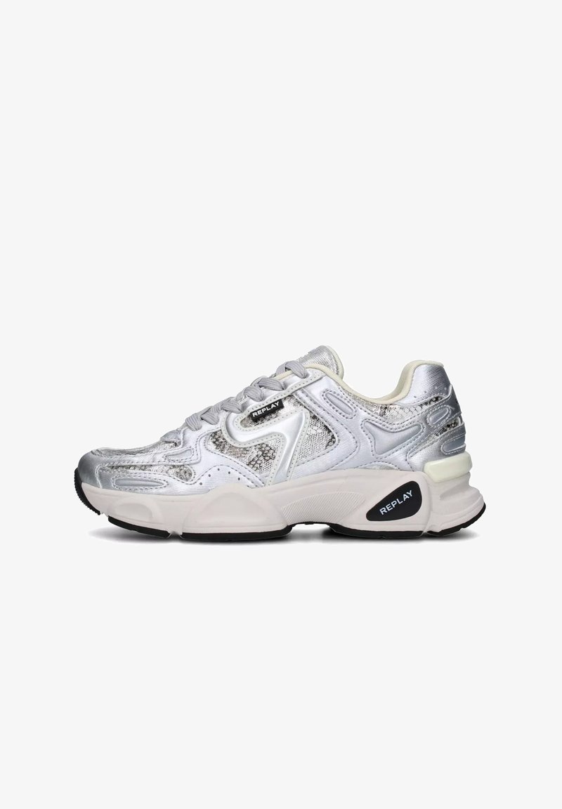 Scarpa da ginnastica atletica argentata caratterizzata da una tomaia testurizzata, dettagli in mesh, colletto imbottito e suola esterna in gomma nera con il marchio "REPLAY".