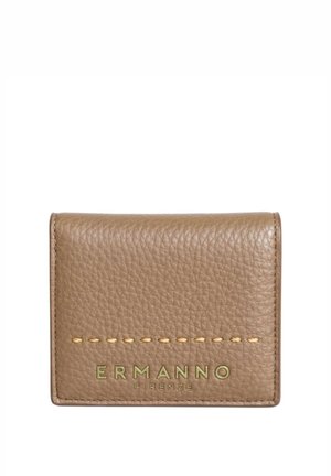 Portafoglio in pelle tinta di coccodrillo con cuciture gialle e la scritta "ERMANNO FIRENZE" in rilievo dorato al centro della parte anteriore.