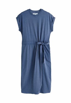 Dunkelblaues, knielanges Kleid aus weichem Stoff. Mit kurzen, umgeschlagenen Ärmeln, einem Bindegürtel in der Taille und einem lockeren Schnitt mit abgerundetem Saum.