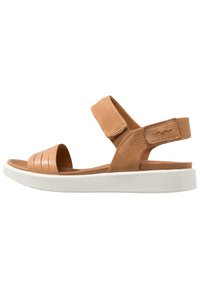 Sandali in pelle marrone con una larga fascia sulla punta, fascia posteriore inclinata e chiusura regolabile. Suola bianca con superficie testurizzata.