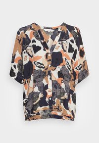 Blusa a maniche corte in tessuto leggero con motivo floreale astratto multicolore (blu navy, arancione, crema) e chiusura frontale con bottoni.