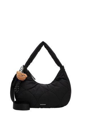 Bolso de hombro acolchado negro con asa gruesa y acolchada, correa desmontable, pequeño llavero de osito de peluche marrón y detalle de cremallera plateada.