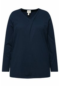 Marinblå långärmad topp med V-ringning. Tillverkad av mjukt tyg, har en subtil tvistdetalj fram och en rak nederkant.