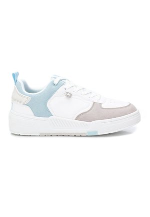 Zapatilla blanca con acentos en azul claro y gris, presenta una parte superior lisa y superposiciones texturizadas, cordones y un cuello acolchado.