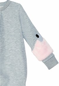 Sweatshirt gris avec des poignets en fausse fourrure rose pâle. Présente un col rond et une pièce d'accent avec un point noir, augmentant l'intérêt visuel.