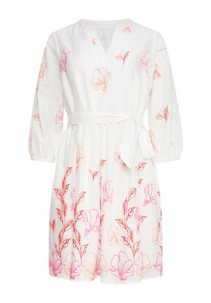 Witte jurk met driekwart mouwen, voorzien van roze en oranje bloemenpatronen, een v-hals en een gestrikte taille. Zachte katoenstof.