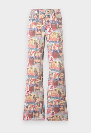 Pantalones de mezclilla deslavados de corte acampanado con un estampado de collage que presenta rostros, labios y gráficos coloridos. Cierre de botón y diseño de cinco bolsillos.