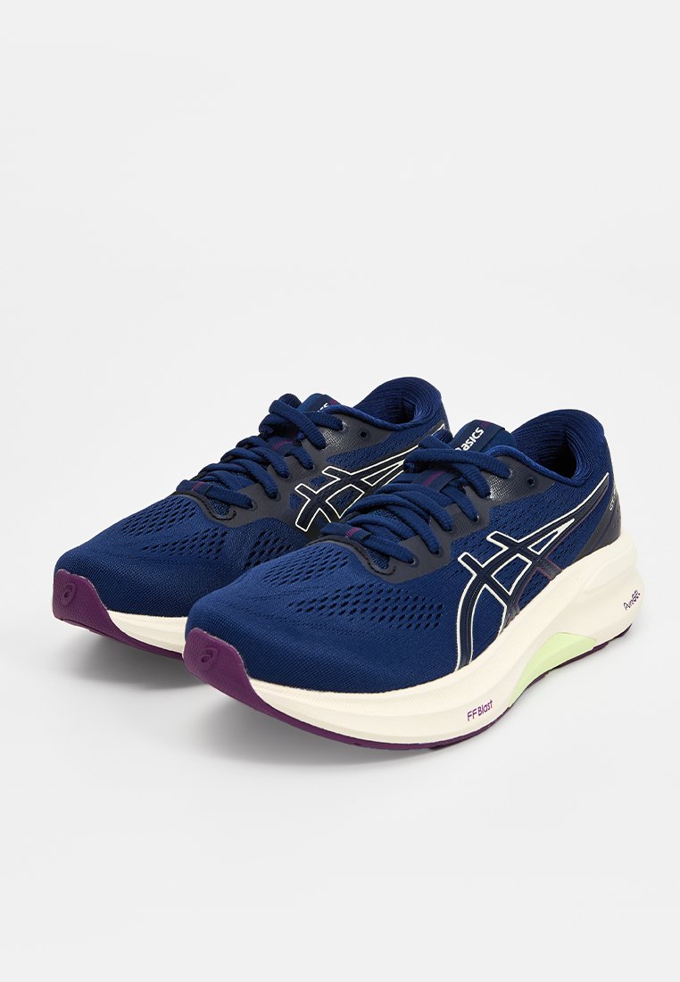 Ein Paar marineblaue Asics-Laufschuhe mit weißen Sohlen, lila Akzenten und atmungsaktiven Mesh-Obermaterialien auf einem weißen Hintergrund.