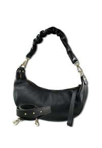 Zwarte leren schoudertas met een geraffineerde band, gouden hardware en een afneembare riem. Kenmerkt zich door een getextureerde afwerking en een gebogen vorm.