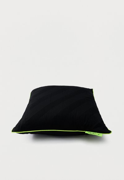 Μαύρο τετράγωνο μαξιλάρι με λεπτές διαγώνιες ρίγες και νέον πράσινη επένδυση σε λευκό φόντο.