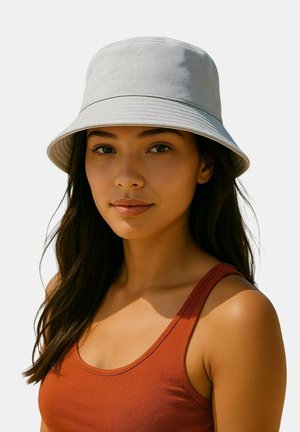 Chapeau seau gris clair à large bord, fabriqué en tissu texturé, avec un design épuré, idéal pour une tenue décontractée.