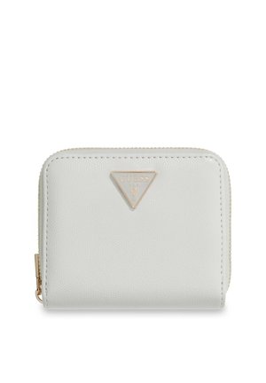 Petit portefeuille zippé en cuir blanc avec logo triangle Guess doré à l'avant et tirette de fermeture éclair dorée.