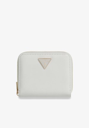 Petit portefeuille zippé en cuir blanc avec logo triangle Guess doré à l'avant et tirette de fermeture éclair dorée.