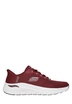Scarpa da ginnastica Skechers slip-on bordeaux con suola bianca, mesh traspirante, dettaglio delle stringhe e supporto "Arch Fit" visibile vicino al tallone.