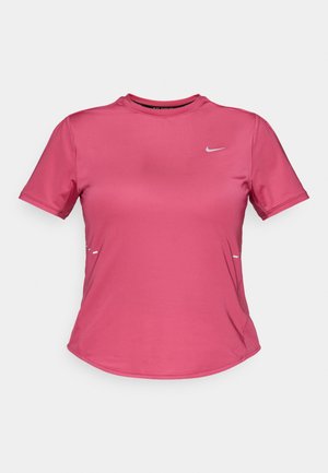 Camiseta deportiva de manga corta en tela de un brillante color rosa, con cuello redondo, que presenta un pequeño logo blanco en el pecho y un diseño minimalista.