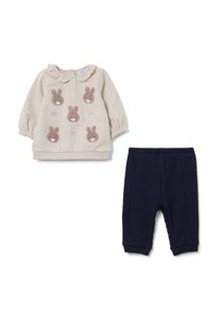 Beige sweatshirt met pofmouwen, voorzien van textuurrijke konijnapplicaties en harten. Marineblauwe ribgebreide broek met elastische tailleband.