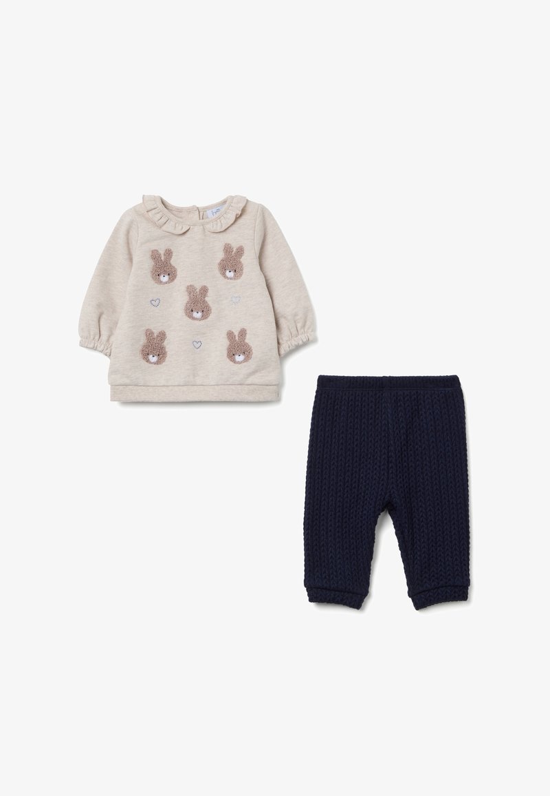 Beige sweatshirt met pofmouwen, voorzien van textuurrijke konijnapplicaties en harten. Marineblauwe ribgebreide broek met elastische tailleband.