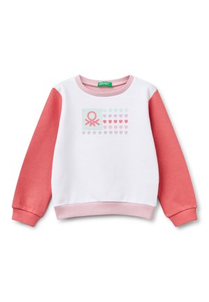 Sweat-shirt enfant avec manches corail rose, corps blanc, col et poignets roses, avec un petit symbole rose et un motif de cœurs multicolores sur le devant.