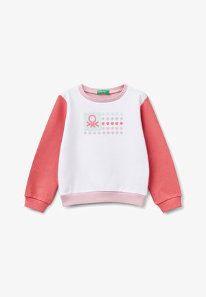 Sweat-shirt enfant avec manches corail rose, corps blanc, col et poignets roses, avec un petit symbole rose et un motif de cœurs multicolores sur le devant.