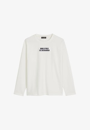 Weißes Langarmshirt mit Rundhalsausschnitt und schwarzem Text "MARC O’POLO EST. IN STOCKHOLM" zentriert auf der Brust.
