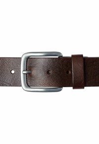 Bruine leren riem met een gestructureerde afwerking, voorzien van een zilveren metalen gesp en vijf gaten voor maatverstelling. Inclusief een leren houder.