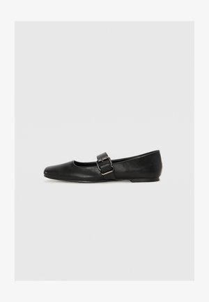 Schwarze Leder-Ballerinas mit runder Schuhspitze, einem seitlichen Schnallenriemen und flacher Sohle, die eine glatte Textur und ein minimalistisches Design aufweisen.