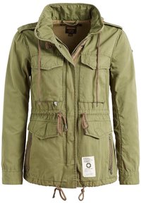 Veste de style militaire vert olive avec une taille à cordon de serrage, deux grandes poches poitrine, des poches zippées et une capuche amovible.