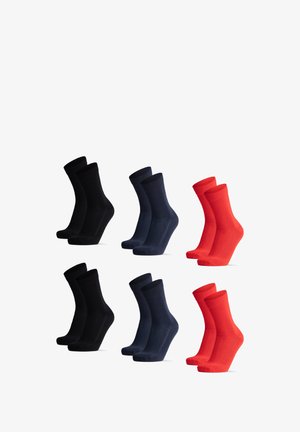 Set von sechs Socken: zwei schwarze, zwei marineblaue, zwei rote. Baumwollmischung, mittellange Höhe, glatte Textur, einfaches Design und ohne auffällige Muster.