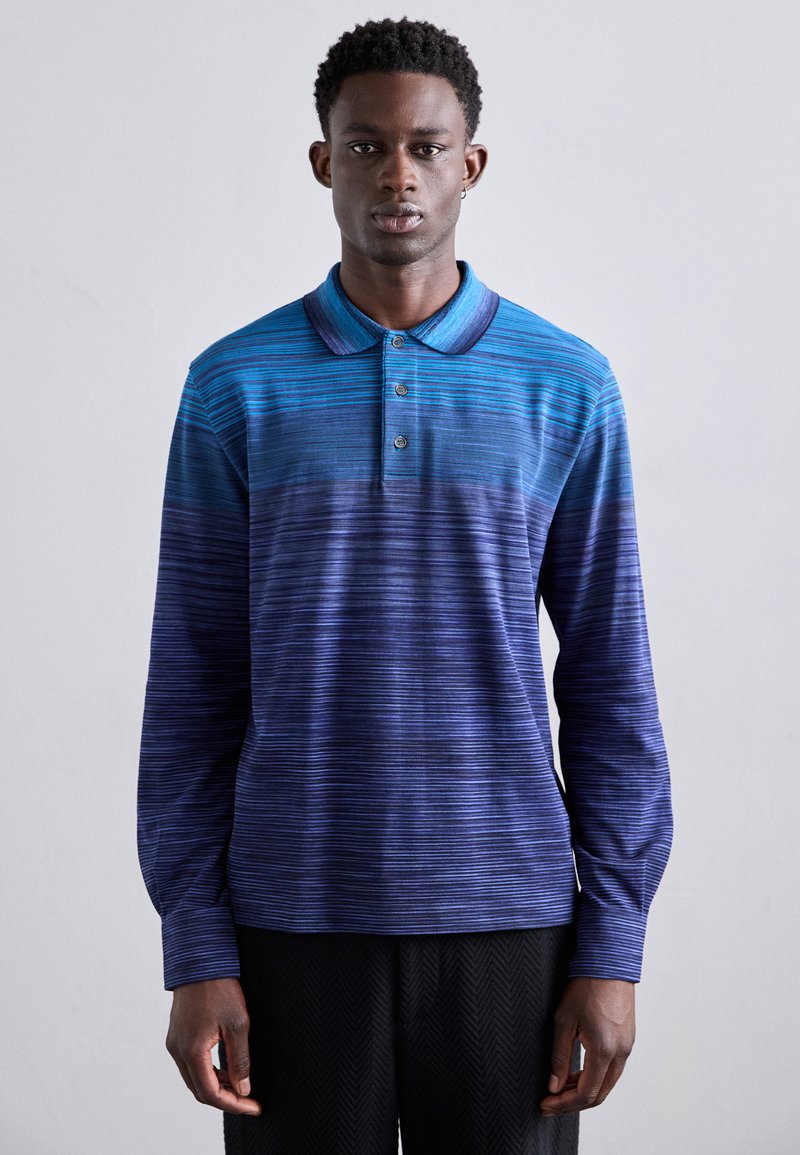 Langærmet polo skjorte i gradient blå nuancer, med vandrette striber, en knapkrave og en afslappet pasform. Fremstillet af blødt stof.