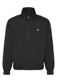 Μαύρο ελαφρύ μπουφάν με φερμουάρ, ψηλό γιακά, ελαστικά μανίκια και τελείωμα, με μικρό λευκό λογότυπο «cK» στο αριστερό στήθος.