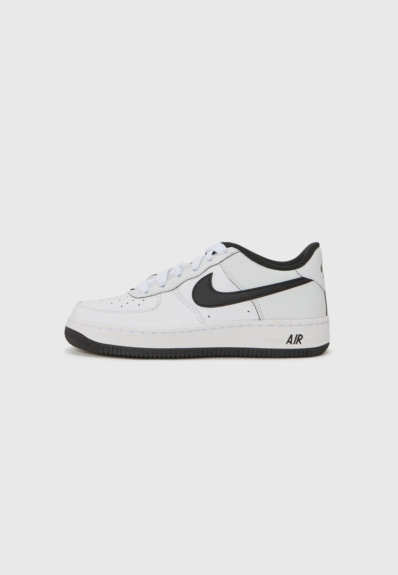 Sneakers brancos em pele com detalhes pretos, bico arredondado, pormenores perfurados e sola de borracha preta. Apresenta cordões e texto "AIR" no calcanhar.