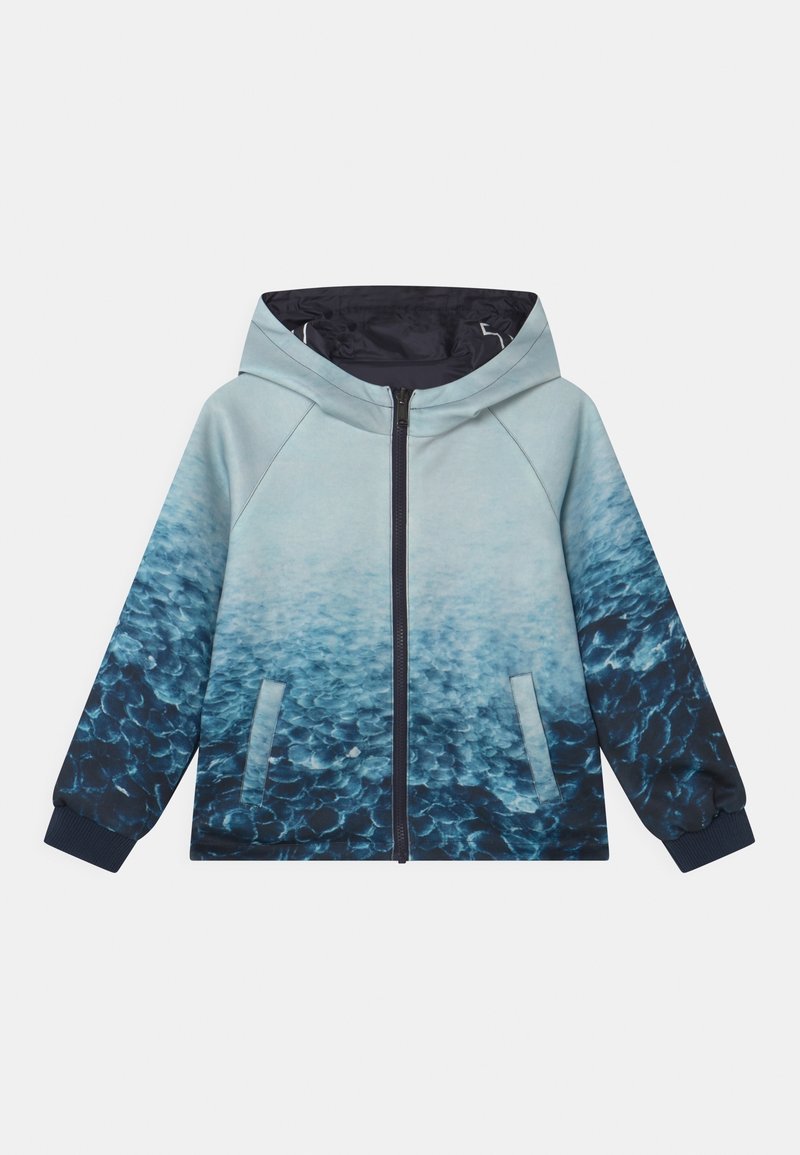 Chaqueta con capucha que presenta un diseño degradado de azul claro a azul oscuro, imitando texturas acuáticas. Cierre con cremallera y puños elásticos.