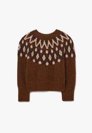 Bruin gebreid sweater met een patroondetail op de schouders in crème en marineblauw, met lange mouwen en een ribgebreide boord. Zachte textuur, warm materiaal.