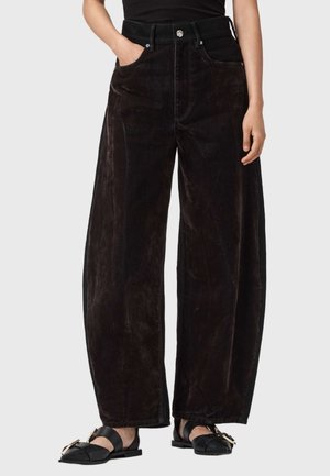 Pantaloni din țesătură din catifea neagră, cu picioare largi, talie înaltă, buzunare frontale și închidere cu nasture metalic. Textură netedă și croială lejeră.