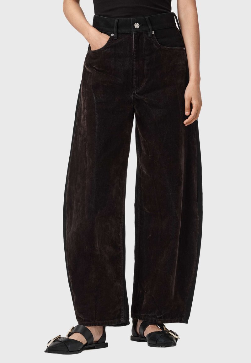 Pantaloni din țesătură din catifea neagră, cu picioare largi, talie înaltă, buzunare frontale și închidere cu nasture metalic. Textură netedă și croială lejeră.
