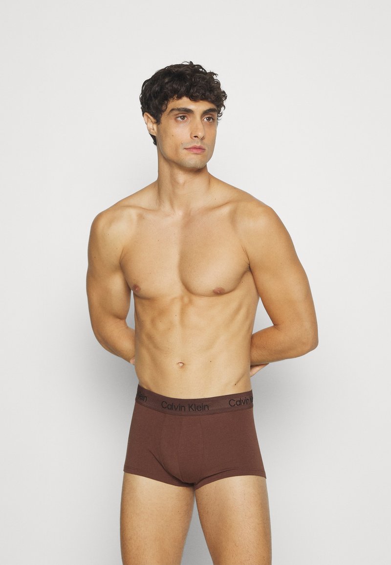 Calvin Klein Underwear - LOW RISE TRUNK STENCIL LOGO 3 PACK - Bikses - marron/tigers eye/umber, Palielināt