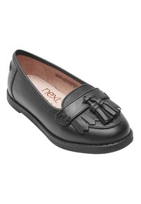 Zwarte leren ballerina met een ronde neus, voorzien van een decoratieve franjes en strikdetail aan de voorkant, en een gladde binnenvoering.