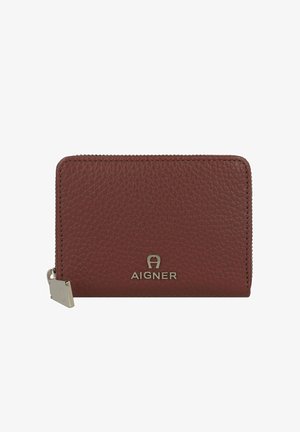 Aigner portemonnee met rits rondom in getextureerd donkerrood leer, met een zilveren logo en metalen ritssluiting, in een gestructureerde rechthoekige vorm.