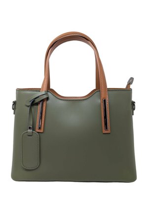 Borsa verde oliva con manici in pelle marrone, cerniera metallica e targhetta verde oliva attaccata, su sfondo bianco.