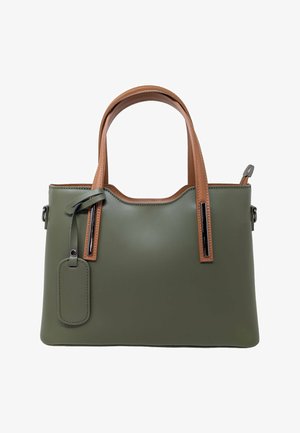 Olijfgroene handtas met bruine leren handvatten, metalen rits en een vastgemaakte olijfgroene label tegen een witte achtergrond.