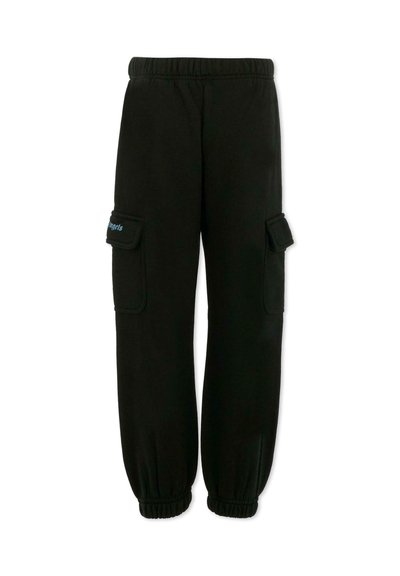 Zwarte cargobroek van zacht materiaal, met elastische boorden en twee zijzakken met flappen, die een eenvoudig, functioneel ontwerp laat zien.