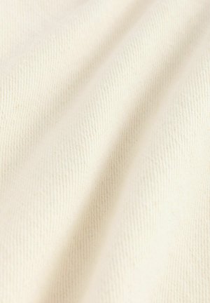 Katoenstof in een off-white kleur met een gestructureerd oppervlak en zichtbare ribbels, die een zachte en duurzame weving toont.