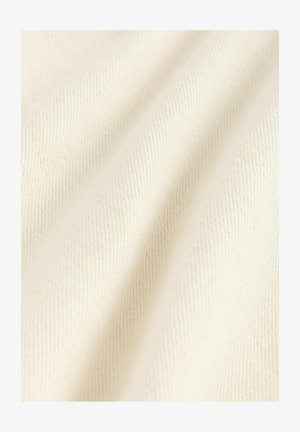 Baumwollstoff in einer elfenbeinfarbenen Nuance mit strukturiertem Oberflächenbild und sichtbarem Rippmuster, das ein weiches und strapazierfähiges Gewebe zeigt.