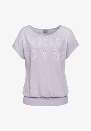 Lavendelkleurig T-shirt met korte mouwen en een relaxte pasvorm, met de tekst "VENICE BEACH" in witte letters op de voorkant. Zachte textuur.